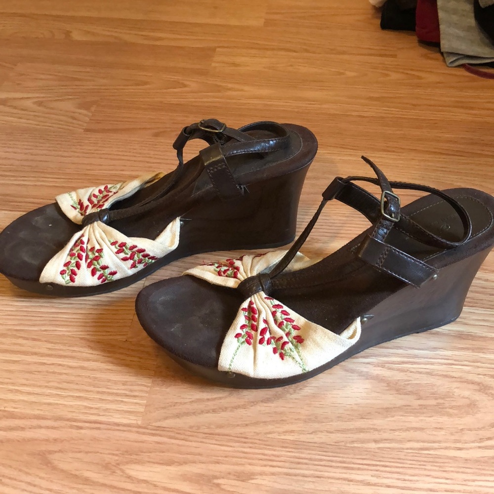 Women’s faux wood wedge